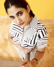 Actress Losliya Mariyanesan Photoshoot Stills 04