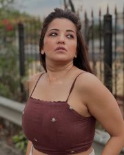 Bhojpuri Actress Asli Monalisa in a Maroon Crop Top and White Denim Pants Photos 01