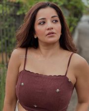 Bhojpuri Actress Asli Monalisa in a Maroon Crop Top and White Denim Pants Photos 03