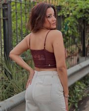 Bhojpuri Actress Asli Monalisa in a Maroon Crop Top and White Denim Pants Photos 04