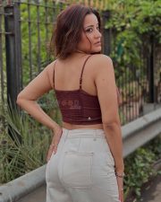 Bhojpuri Actress Asli Monalisa in a Maroon Crop Top and White Denim Pants Photos 04