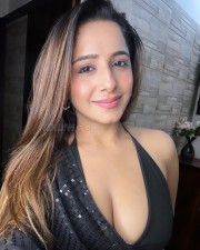 Bold Beauty Kate Sharma Cleavage in a Black Saree Pictures 02