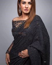 Bollywood Actress Raveena Tandon Black Saree Pictures 01