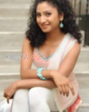 Cute Vishnu Priya Pictures 06