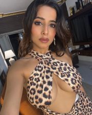 Hot Kate Sharma Boobs Cleavage in an Animal Printed Top Pictures 04