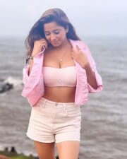 Model Kate Sharma Sexy Tube Bra Photos 01