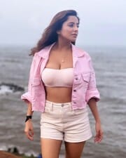 Model Kate Sharma Sexy Tube Bra Photos 07