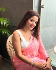 Sensual Asli Monalisa Cleavage in a Pink Printed Saree Photos 03