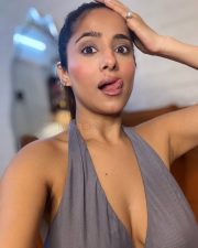 Sensual Kate Sharma Cleavage in a Deep V Neck Halter Style Sleeveless Crop Top and Jeans Photos 01
