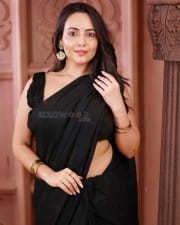 Sei Film Actress Aanchal Munjal in a Sexy Black Saree Pictures 01