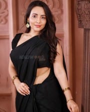 Sei Film Actress Aanchal Munjal in a Sexy Black Saree Pictures 03