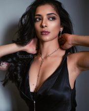 Vinny Ki Kitaab Actress Afreen Alvi in a black satin deep V dress photos 02