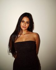 Glamorous Actress Prakriti Pavani in a Dark Maroon Strapless Gown Photos 04