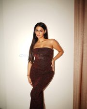 Glamorous Actress Prakriti Pavani in a Dark Maroon Strapless Gown Photos 05