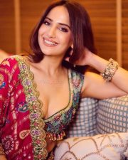 Saali Mohabbat Actress Kusha Kapila in a Pink Gharchola Saree with an Embellished Teal Blue Blouse Pictures 03 Saali Mohabbat Actress Kusha Kapila in a Pink Gharchola Saree with an Embellished Teal Blue Blouse Pictures 03