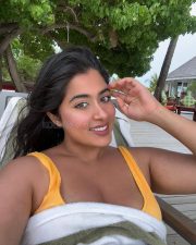 Sizzling Nikita Sharma in a Yellow Bikini Photos 01