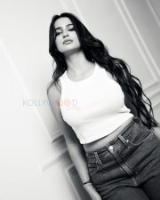 Stylish Actress Prakriti Pavani in a White Sleeveless Crop Top Photos 06