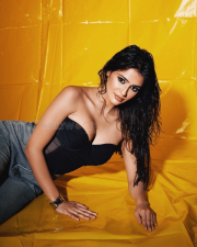 Sultry Prakriti Pavani Cleavage in a Black Strapless Bustier and Jeans Photos 02