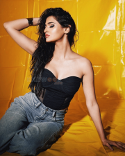 Sultry Prakriti Pavani Cleavage in a Black Strapless Bustier and Jeans Photos 03