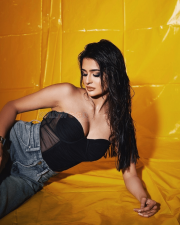 Sultry Prakriti Pavani Cleavage in a Black Strapless Bustier and Jeans Photos 05