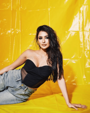Sultry Prakriti Pavani Cleavage in a Black Strapless Bustier and Jeans Photos 06