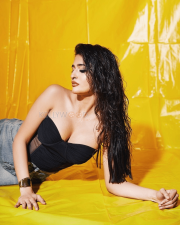 Sultry Prakriti Pavani Cleavage in a Black Strapless Bustier and Jeans Photos 07