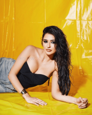 Sultry Prakriti Pavani Cleavage in a Black Strapless Bustier and Jeans Photos 08