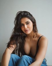 Tempting Prakriti Pavani Cleavage in a Black Bra and Denim Jeans Photos 04
