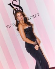 Victoria s Secret Fashion Show Actress Tripti Dimri in a Black Strapless Corset Gown Photos 02