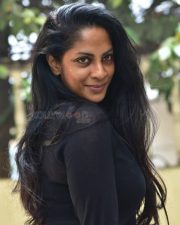 Actress Sriya Reddy at Salaar Interview Pictures 11