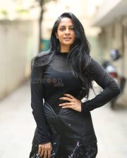Actress Sriya Reddy at Salaar Interview Pictures 22
