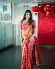 Couple Friendly Heroine Manasa Varanasi in a Rich Pink and Gold Silk Saree Photos 02
