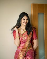 Couple Friendly Heroine Manasa Varanasi in a Rich Pink and Gold Silk Saree Photos 05