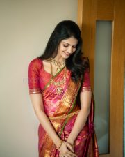 Couple Friendly Heroine Manasa Varanasi in a Rich Pink and Gold Silk Saree Photos 06