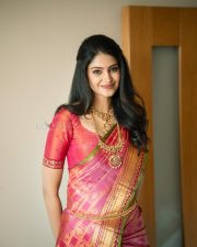 Couple Friendly Heroine Manasa Varanasi in a Rich Pink and Gold Silk Saree Photos 08