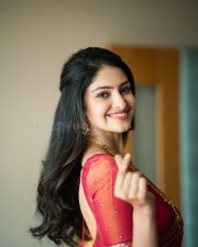 Couple Friendly Heroine Manasa Varanasi in a Rich Pink and Gold Silk Saree Photos 10