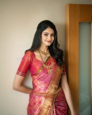 Couple Friendly Heroine Manasa Varanasi in a Rich Pink and Gold Silk Saree Photos 11