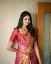 Couple Friendly Heroine Manasa Varanasi in a Rich Pink and Gold Silk Saree Photos 11