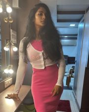 Sriya Reddy Candid Pictures 01