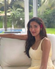 Ginny Wedss Sunny 2 Actress Medha Shankr in a Backless Sleeveless Top Photos 01