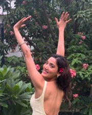 Ginny Wedss Sunny 2 Actress Medha Shankr in a Backless Sleeveless Top Photos 02