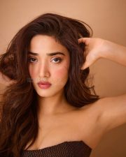 Ginny Wedss Sunny 2 Actress Medha Shankr in a Strapless Floor Length Shimmering Gown Pictures 03