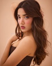 Ginny Wedss Sunny 2 Actress Medha Shankr in a Strapless Floor Length Shimmering Gown Pictures 10