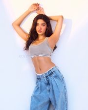 Sexy Medha Shankr Navel in a Calvin Klein Sports Bra with Loose Jeans Photos 02