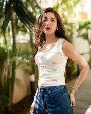 Stylish Actress Medha Shankr in a White Bow Print Tank Top With Jeans Photos 02 Stylish Actress Medha Shankr in a White Bow Print Tank Top With Jeans Photos 02