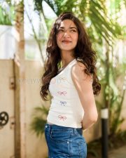 Stylish Actress Medha Shankr in a White Bow Print Tank Top With Jeans Photos 04 Stylish Actress Medha Shankr in a White Bow Print Tank Top With Jeans Photos 04