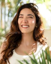 Stylish Actress Medha Shankr in a White Bow Print Tank Top With Jeans Photos 05 Stylish Actress Medha Shankr in a White Bow Print Tank Top With Jeans Photos 05