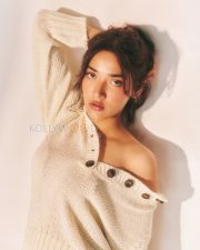 Winsome Actress Medha Shankr in a Cream Off Shoulder Knit Sweater Photos 03 Winsome Actress Medha Shankr in a Cream Off Shoulder Knit Sweater Photos 03