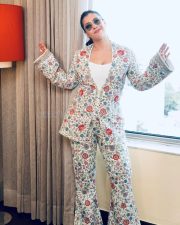Bollywood Actress Kajol in an Ivory Floral Pant Suit Photos 01