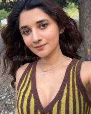 Cute Kanika Mann in a Retro Yellow Striped Sleeveless Top Photos 03